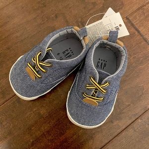 NEW Gap baby shoes size 6-12m